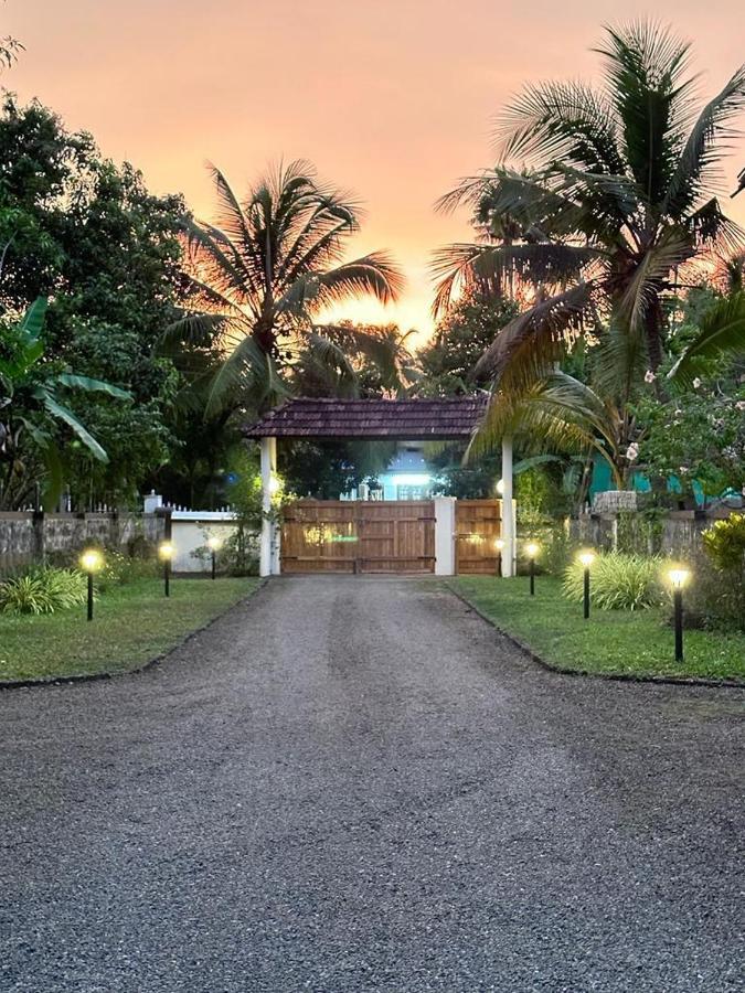 Babira Brookside Heritage Resort Кумараком Екстериор снимка