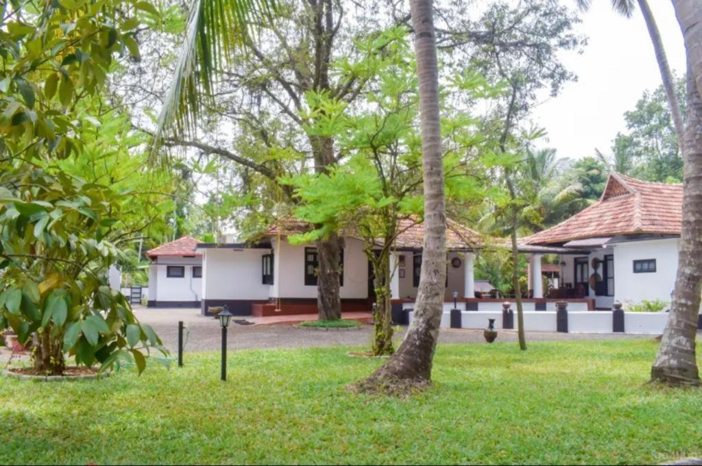 Babira Brookside Heritage Resort Кумараком Екстериор снимка