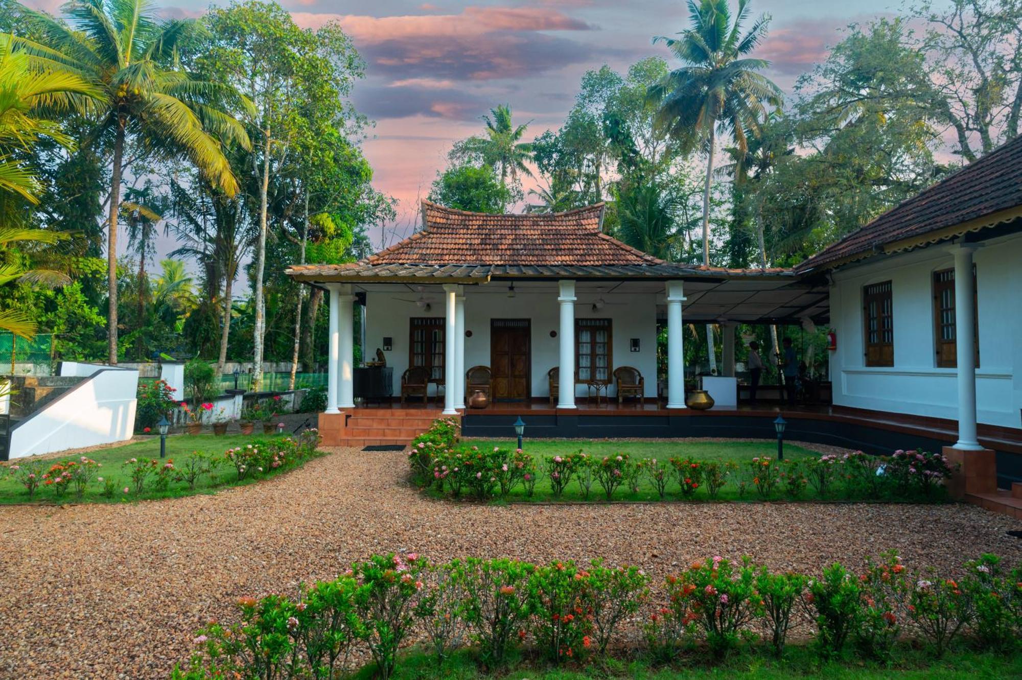 Babira Brookside Heritage Resort Кумараком Екстериор снимка