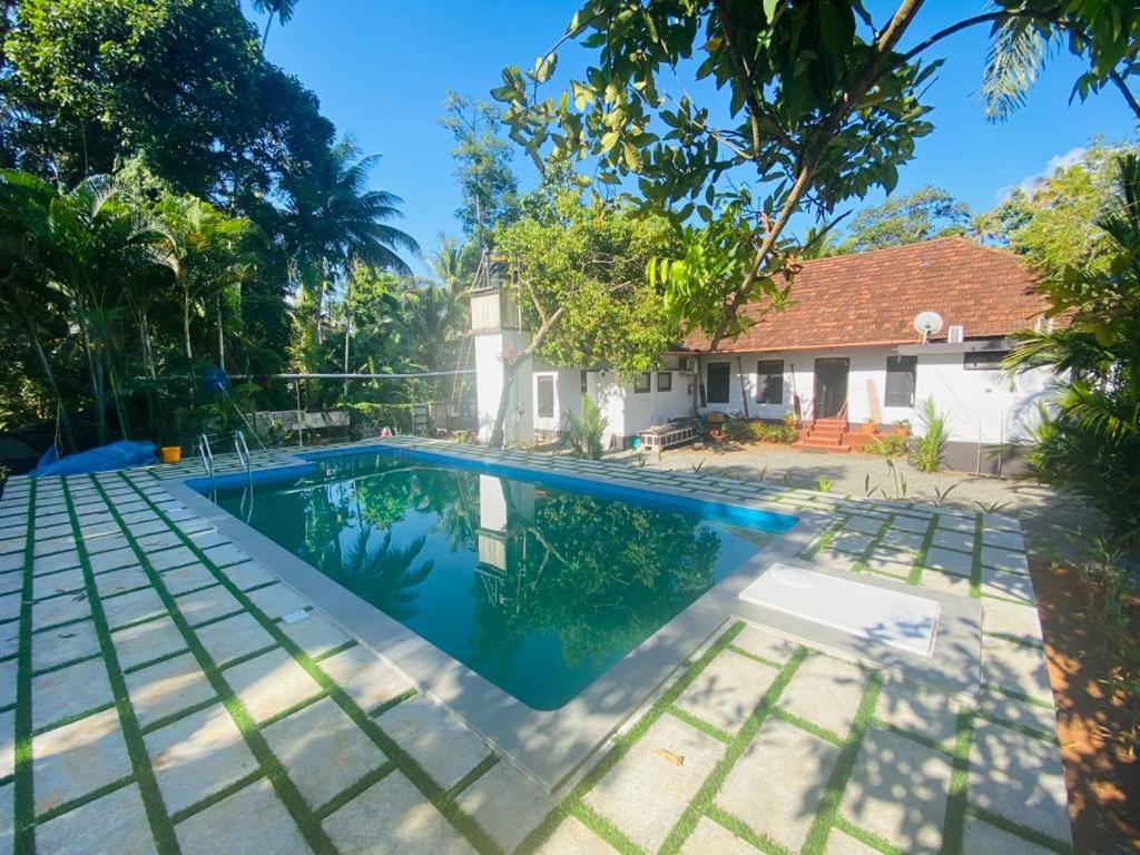 Babira Brookside Heritage Resort Кумараком Екстериор снимка