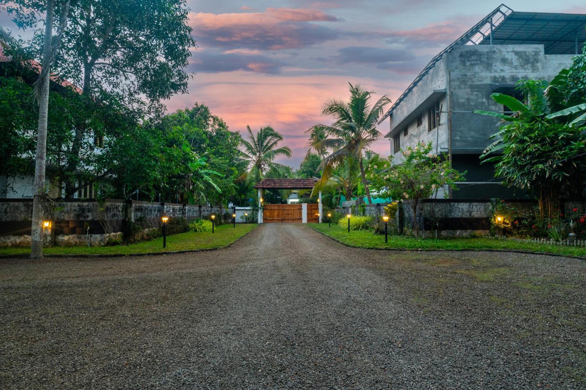 Babira Brookside Heritage Resort Кумараком Екстериор снимка