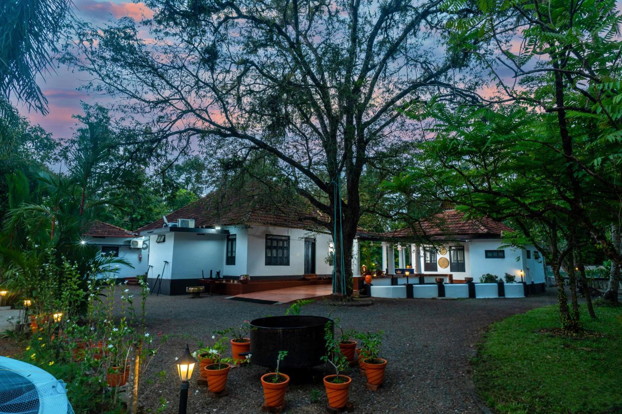 Babira Brookside Heritage Resort Кумараком Екстериор снимка