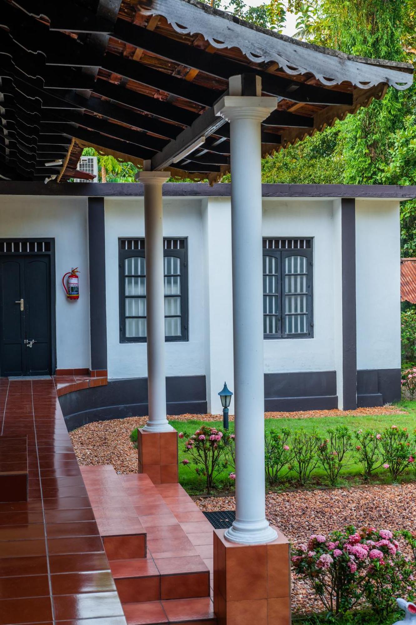 Babira Brookside Heritage Resort Кумараком Екстериор снимка