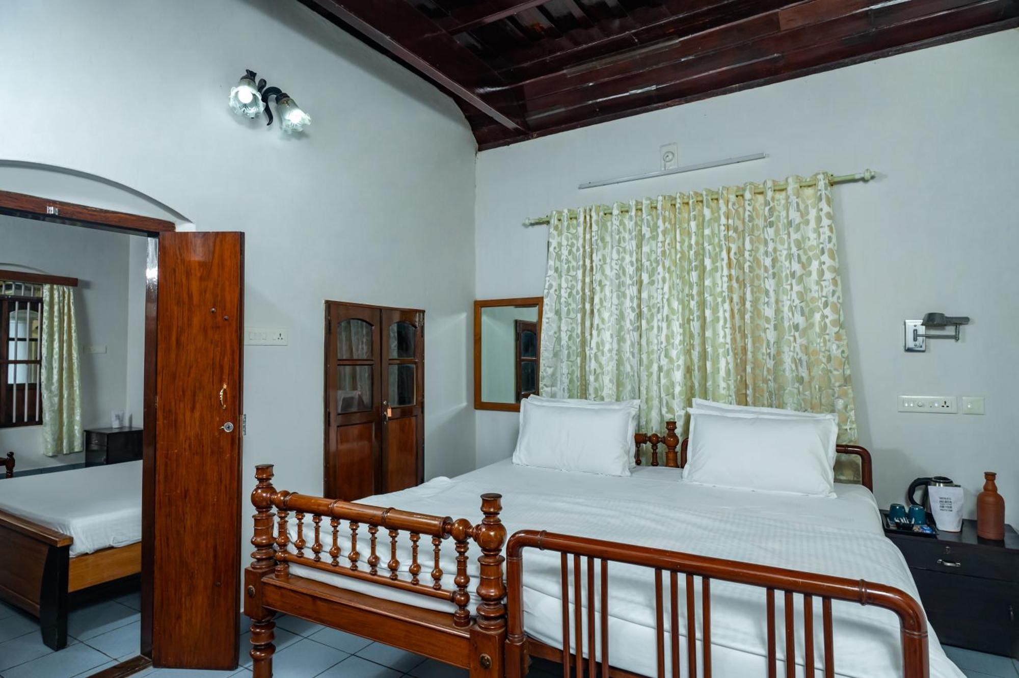 Babira Brookside Heritage Resort Кумараком Екстериор снимка