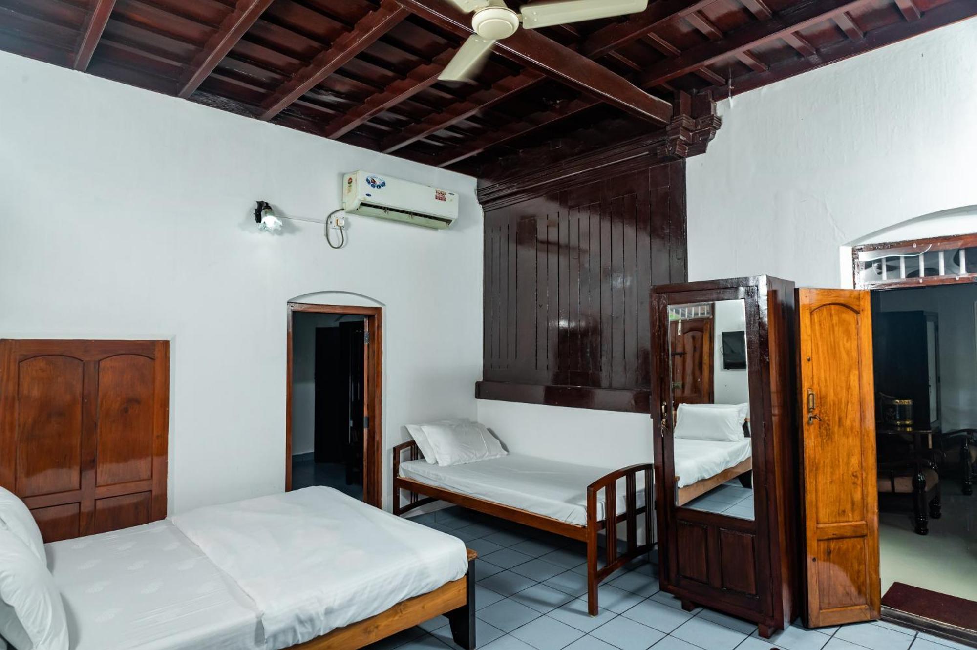 Babira Brookside Heritage Resort Кумараком Екстериор снимка