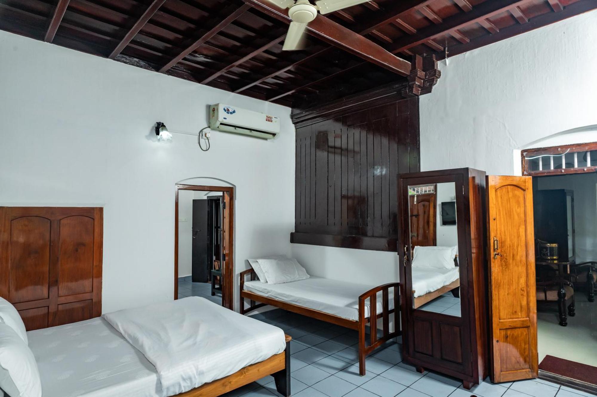 Babira Brookside Heritage Resort Кумараком Екстериор снимка